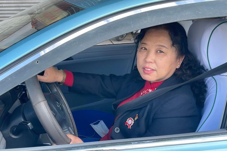 云南省昆明万能出租汽车 李虹